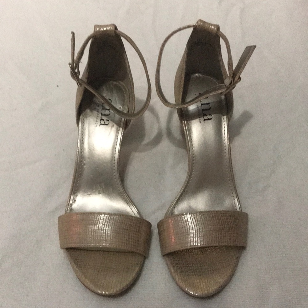 Nude/Gold heels